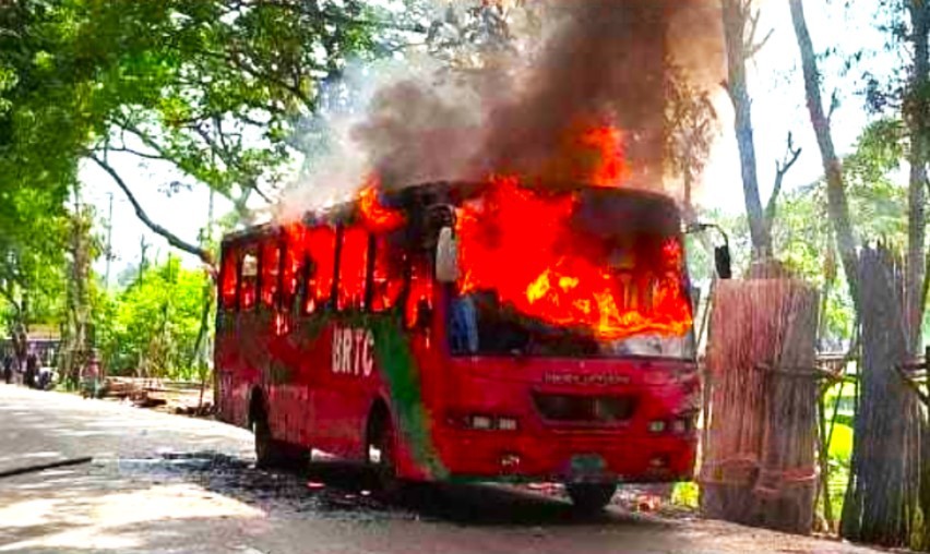 ঢাকা বরিশাল মহাসড়কে চলন্ত বাসে আগুন